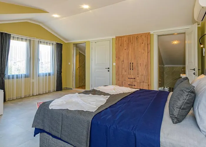 Soeguet 4 - 4 Bedroom With Jacuzzi In Fethiye