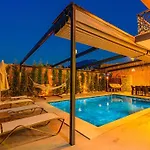 Soeguet 4 - 4 Bedroom With Jacuzzi In Fethiye